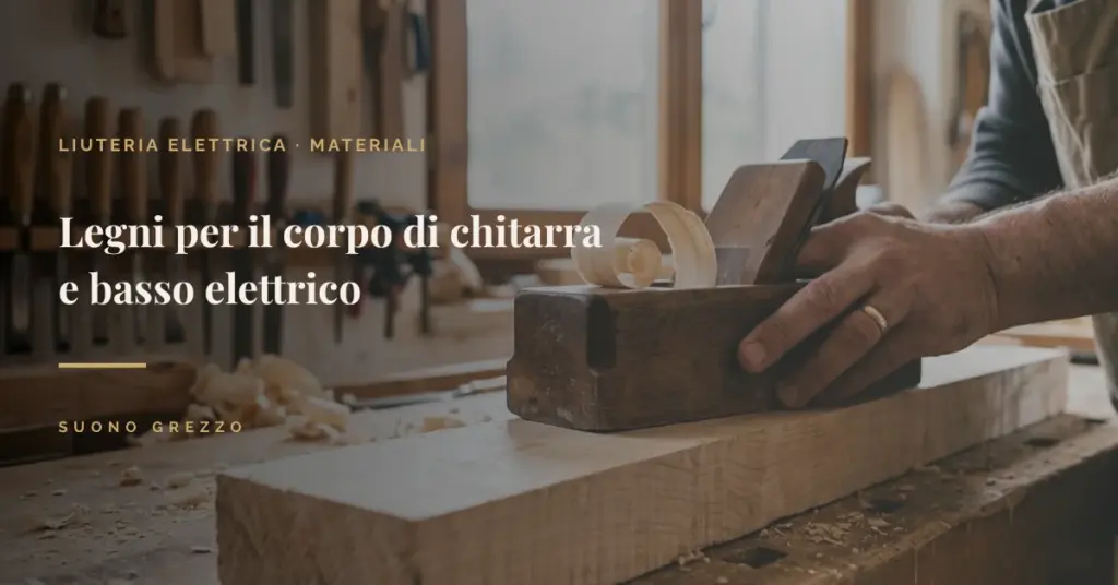 Liutaio che pialla un pezzo di legno in laboratorio di liuteria artigianale