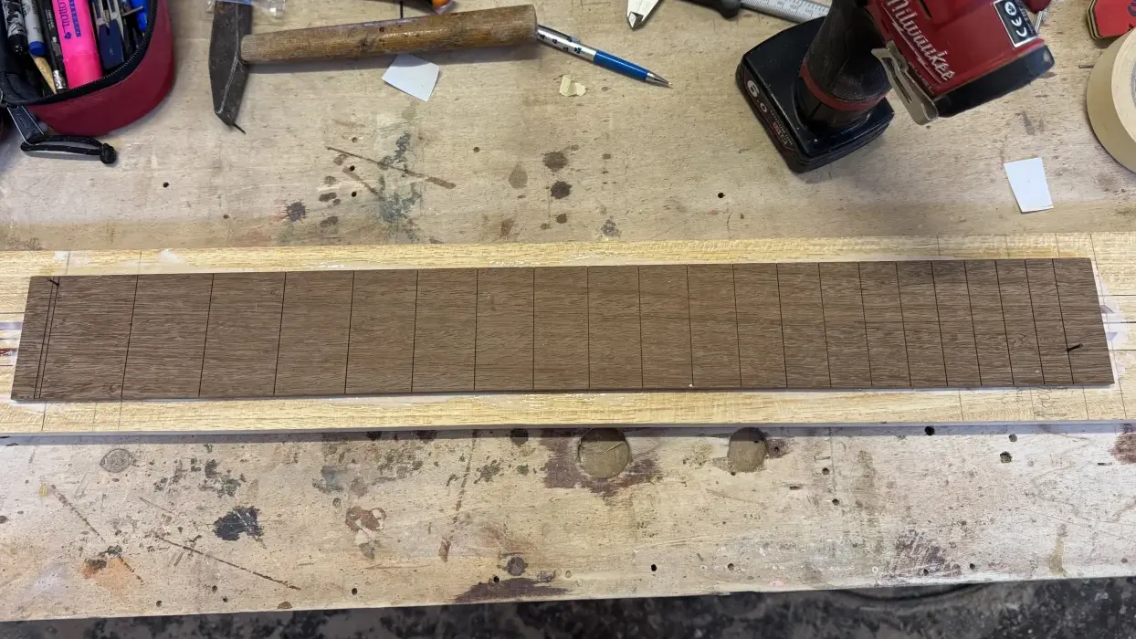 tastiera in iroko con fret slots sul banco prima di incollare sul manico del basso