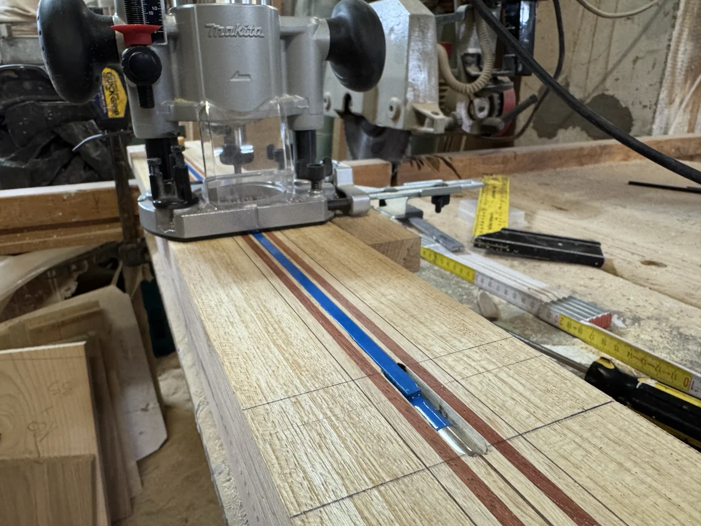 Truss rod doppia azione e barre in fibra di carbonio 6x6mm appoggiate sul manico laminato fresato in laboratorio di liuteria