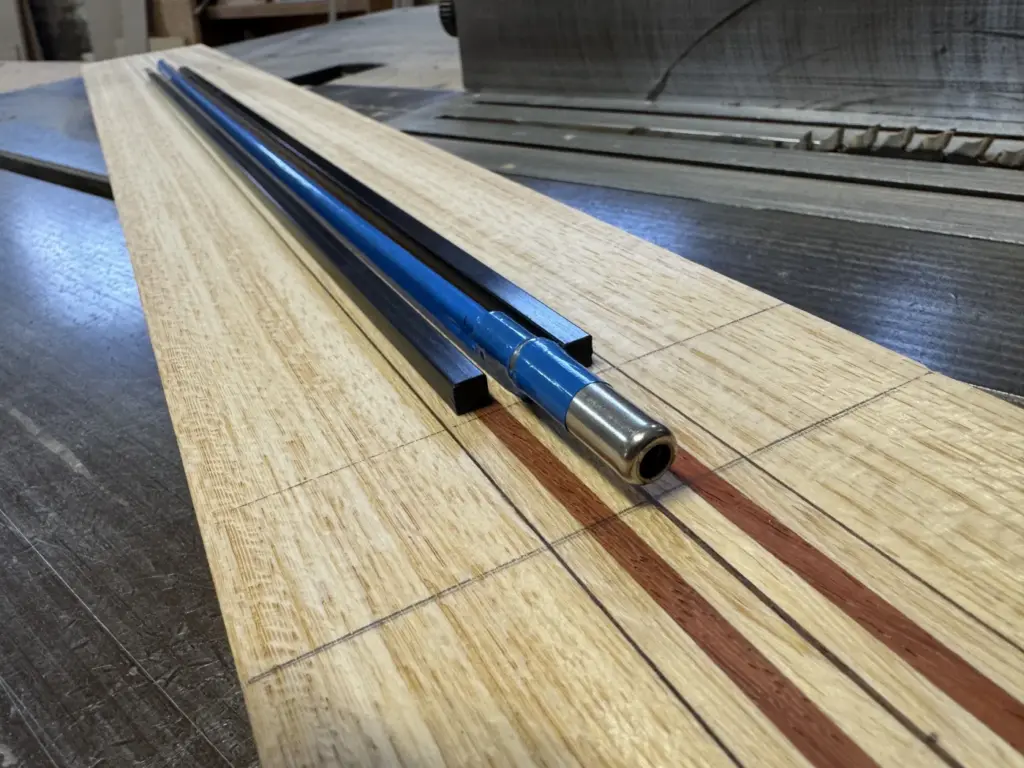 Truss rod doppia azione e barre in fibra di carbonio 6x6mm appoggiate sul manico laminato fresato in laboratorio di liuteria