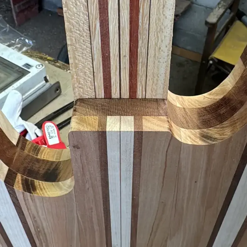 Dettaglio della giunzione tra manico e body del Precision Bass laminato: il neck pocket fresato con dima mostra la precisione millimetrica del taglio