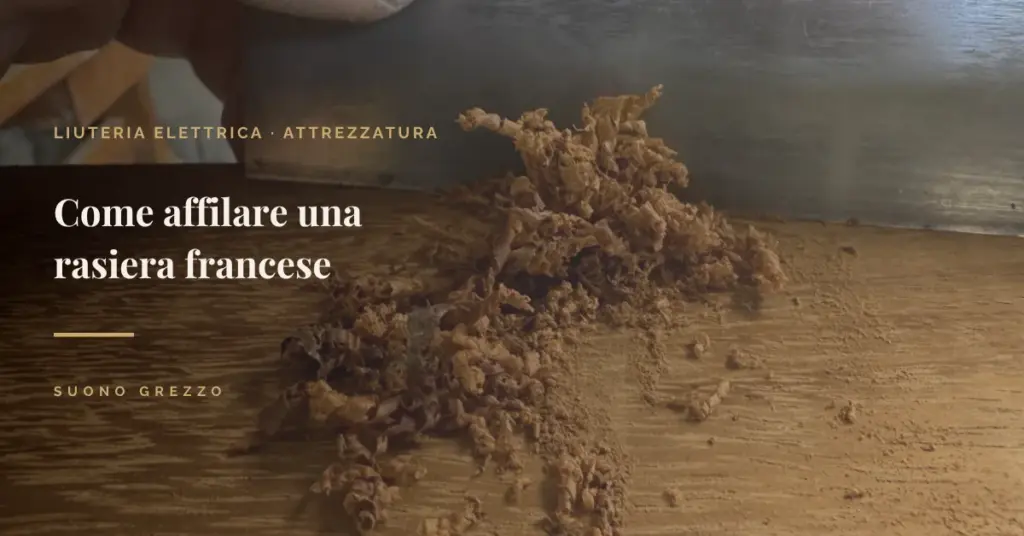 trucioli di iroko sul banco dopo la prima passata con la rasiera francese