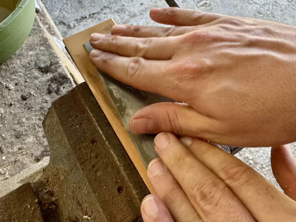 Rifinitura rasiera francese su pietra King 6000 bagnata - grana fine