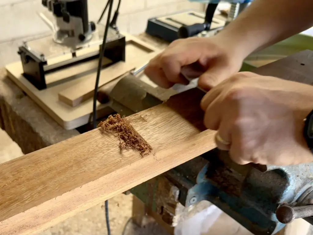 Rasiera francese in uso su iroko stagionato - trucioli di legno sul piano di lavoro