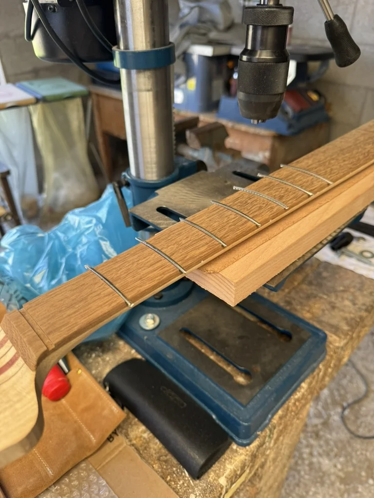 Battitura tasti basso elettrico con trapano a colonna: fret press sul manico Precision Bass
