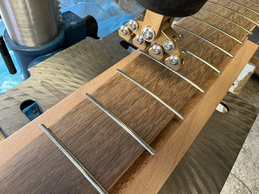 Battitura tasti basso elettrico con caul radiusato sul manico in iroko del Precision Bass