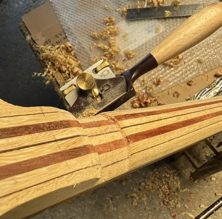 Vastringa in lavoro sul profilo del manico multi-lamina del Precision Bass con trucioli sul banco